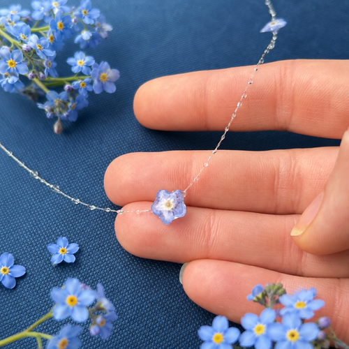 Forglemmegei choker med ekte blomster – håndlaget blomstersmykke i resin