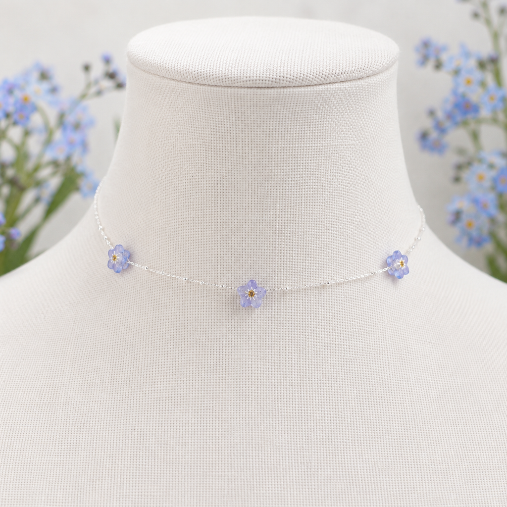 Forglemmegei choker med ekte blomster – håndlaget blomstersmykke i resin