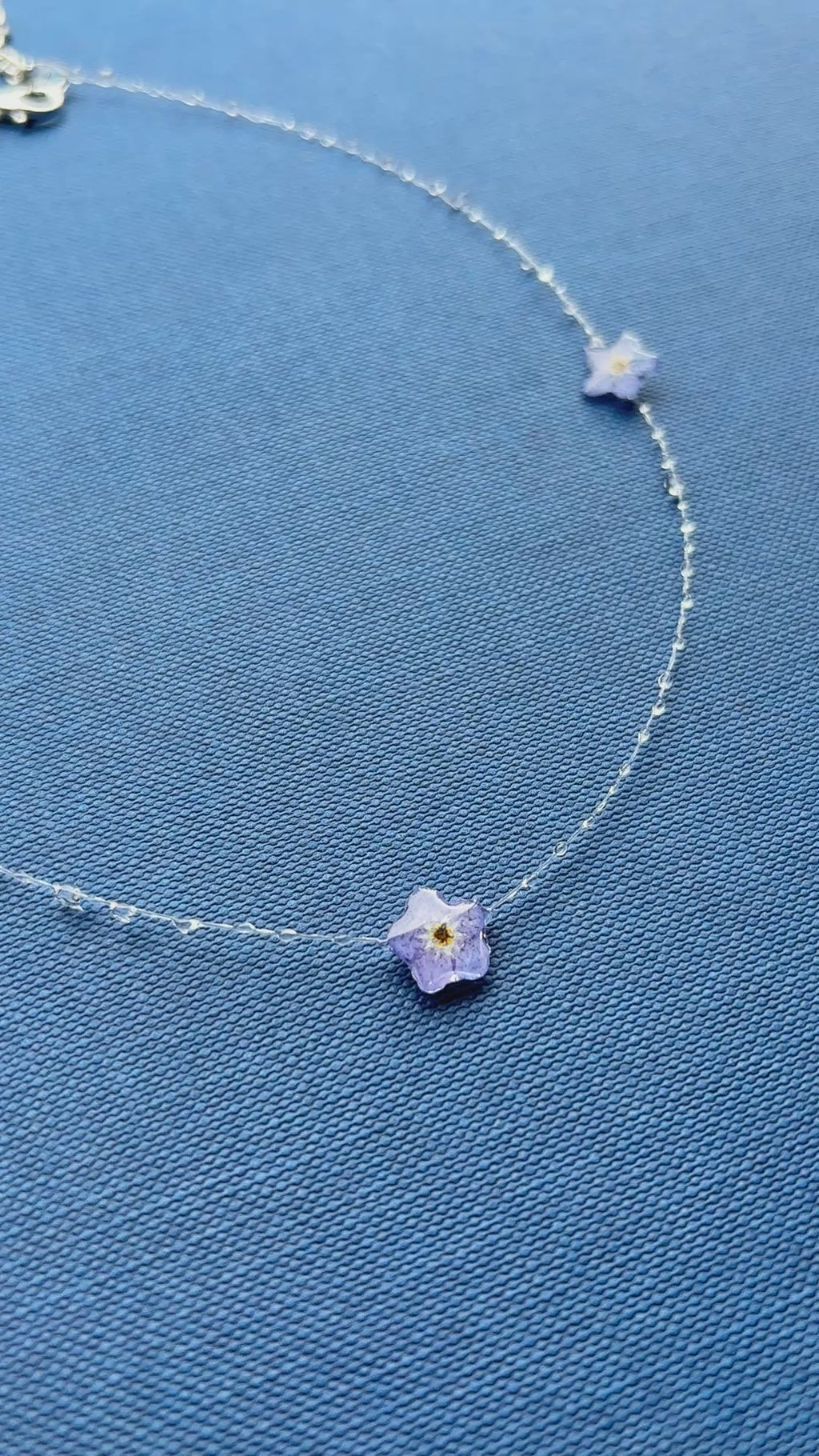 Forglemmegei choker med ekte blomster – håndlaget blomstersmykke i resin