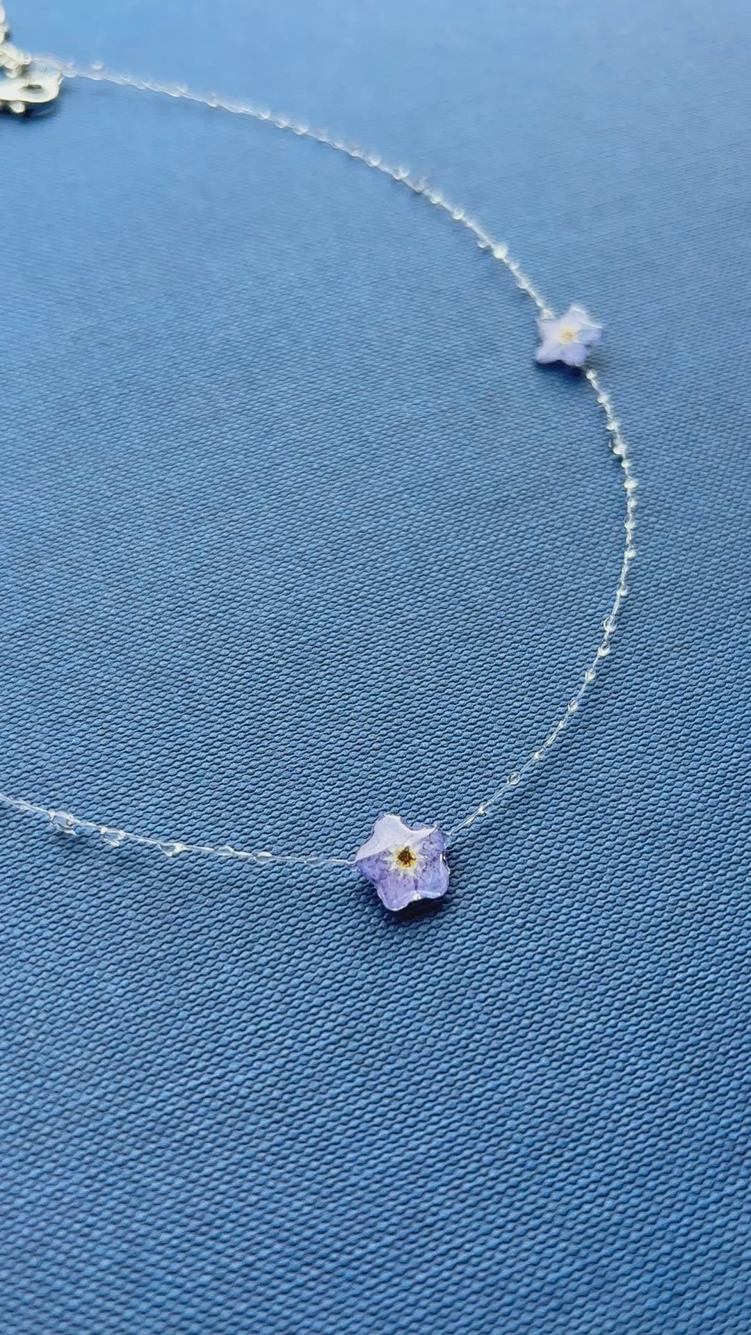 Forglemmegei choker med ekte blomster – håndlaget blomstersmykke i resin